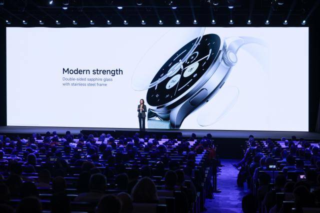 제니퍼 정 샤오미 글로벌 대변인 겸 시니어 마케팅 매니저가 28일 스페인 바르셀로나에서 열린 '샤오미 17 시리즈' 글로벌 론칭 행사에서 구글 제미나이를 탑재한 '샤오미 워치5'를 공개했다. [사진=샤오미]