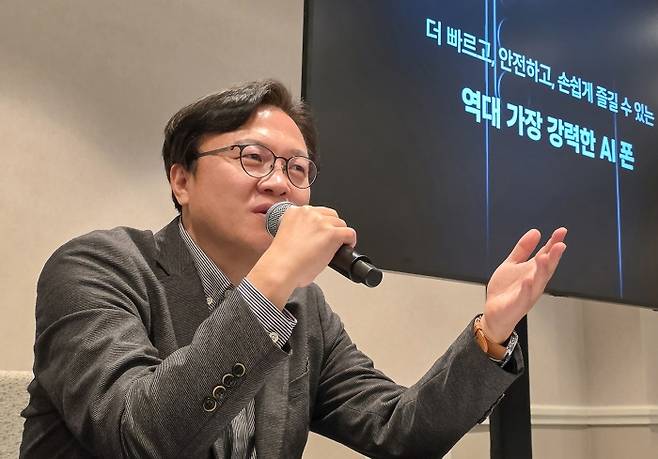 26일(현지시간) 미국 샌프란시스코에서 진행된 갤럭시 하드웨어 혁신 브리핑에서 삼성전자 MX사업부 하드웨어 담당 문성훈 부사장이 '프라이버시 디스플레이'를 설명하고 있다. (사진=삼성전자 제공)