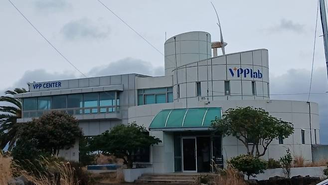 ▲제주 월령리 월령신재생에너지시범단지에 위치한 VPP랩 사무소. 사진= 이원희 기자