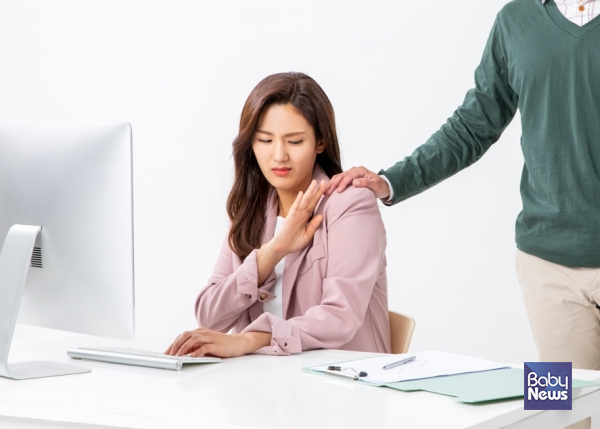 직장인 2명 중 1명은 성희롱·성추행·성폭행·스토킹 등 직장 내 성범죄로부터 회사가 자신을 보호하지 못할 것이라고 인식하는 것으로 나타났다. 특히 이러한 인식은 여성에서 더 높게 나타났다. ⓒ베이비뉴스