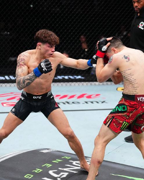 로니 카바나(왼쪽)가 브랜든 모레노에게 펀치를 적중시키고 있다. 사진=UFC