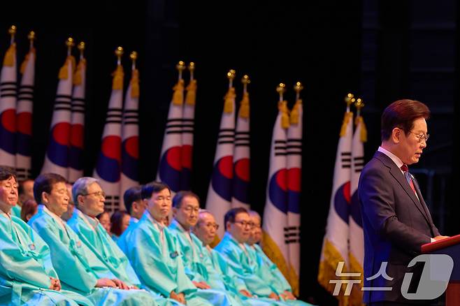 이재명 대통령이 지난해 서울 종로구 세종문화회관에서 열린 제80주년 광복절 경축식에서 경축사를 하고 있다. (이재명 대통령 SNS. 재판매 및 DB 금지) 2025.8.16 ⓒ 뉴스1 허경 기자