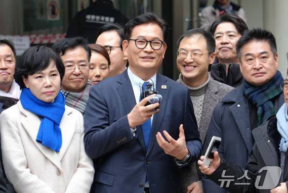 송영길 전 더불어민주당 대표가 지난달 13일 서울 서초구 고등법원에서 민주당 전당대회 돈봉투 의혹 사건과 관련 특정범죄가중처벌법상 뇌물 혐의 항소심 무죄를 선고받은 뒤 소감을 말하고 있다.(소나무당 제공. 재판매 및 DB 금지) 2026.2.13 ⓒ 뉴스1