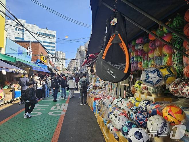 27일 서울 종로구 창신동 문구완구시장에서 전통 문구를 파는 완구 상점이 사람이 없이 휑한 모습. 2026.2.27 ⓒ 뉴스1 유채연 기자