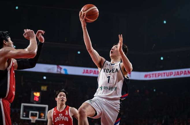 한국 농구 대표팀 이현중(오른쪽)이 1일 일본과 경기에서 레이업을 하고 있다.(FIBA 제공)