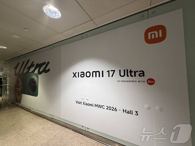 모바일 월드 콩그레스(MWC)2026 개최를 이틀 앞둔 28일(현지시간) 스페인 바르셀로나 엘프란트 공항 입국장 벽면에 샤오미17 울트라 광고가 설치돼 있다.. 2026.02.28 ⓒ 뉴스1 김민수 기자