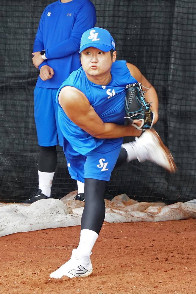 삼성 최지광이 일본 오키나와 스프링캠프에서 불펜피칭을 하고 있다. 사진 | 삼성 라이온즈