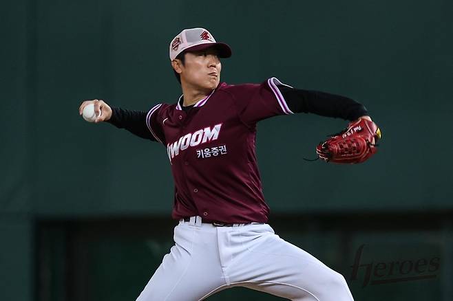 키움 박진형이 27일 대만 가오슝 등청호 야구장에서 열린 타이강과 두 번째 평가전에서 힘차게 공을 던지고 있다. 사진 | 키움 히어로즈