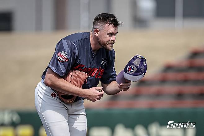 롯데 제레미 비슬리가 1일 일본 미야자키 미야코노조 구장에서 열린 지바롯데와 평가전에서 모자를 벗고 인사하고 있다. 사진 | 롯데 자이언츠