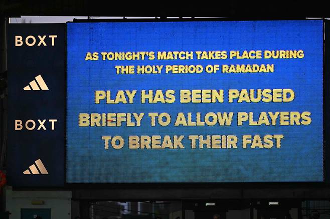 The big screen displays a message explaining that the game will be stopped for some players to take on water as they observe ramadan during the English Premier League football match between Leeds United and Manchester City.
<저작권자(c) 연합뉴스, 무단 전재-재배포, AI 학습 및 활용 금지>