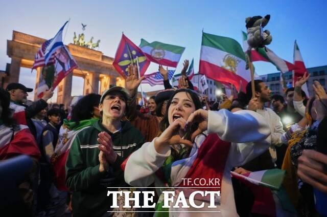 지난달 28일(현지시간) 독일 베를린 주재 미국 대사관 앞에서 이란인들이 미국과 이스라엘의 이란 공습에 지지하는 시위에 참여해 환호하고 있다. /베를린=AP.뉴시스