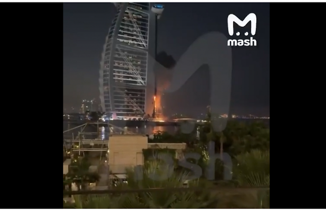 부르즈 알아랍 호텔에 불이 난 모습. SNS 갈무리.
