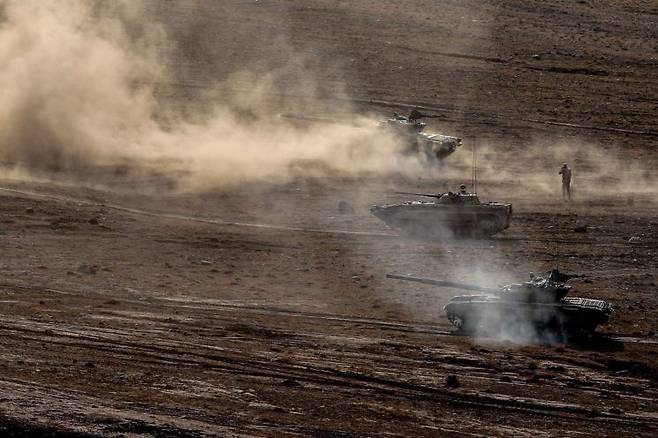 군사훈련 벌이는 이란 혁명수비대 탱크들. 로이터연합뉴스