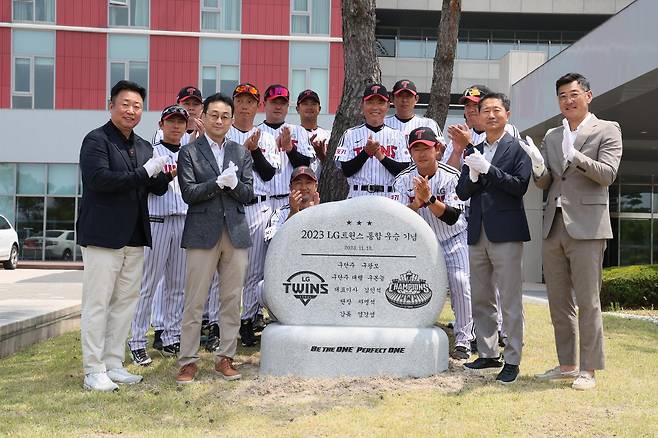 2023년 29년 만에 한국시리즈 정상에 오른 LG의 기념비 제막 모습. 오른쪽이 서용빈, 왼쪽은 차명석 LG 단장. LG 제공