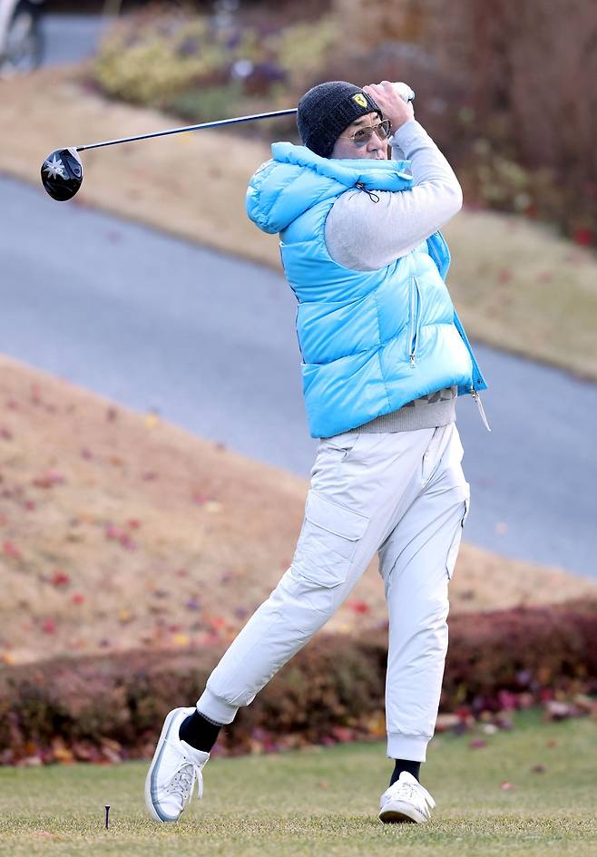 골프는 서용빈의 오랜 취미 중 하나다. 왼손 타자인 서용빈은 골프는 오른쪽으로 친다. LG 제공
