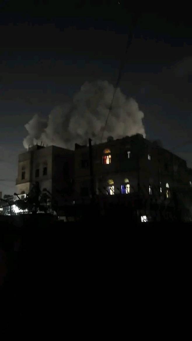 지난해 3월 15일(현지 시간) 예멘 수도 사나에서 미국의 공습을 받은 건물 위로 연기가 피어오르고 있다. 도널드 트럼프 미국 대통령은 이날 미군에 예멘의 친이란 무장단체 후티 반군 공격을 명령했다고 밝혔다. 사나=신화 뉴시스