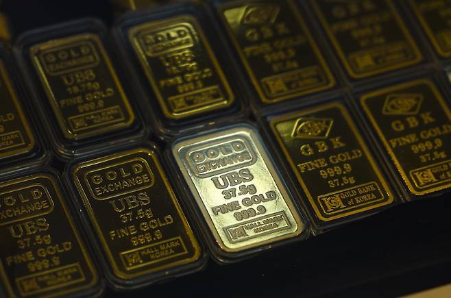 19일 서울시내 금은방에 골드바가 진열되어 있다. 2026.02.19 뉴시스