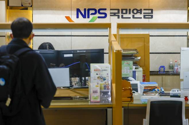 5일 서울 서대문구 국민연금공단 서울북부지역본부을 찾은 시민들이 상담을 받고 있다. 2026.01.05 뉴시스