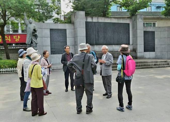 서울 종로구 탑골공원에서 방한 일본인들에게 일제강점기 역사를 설명하고 있는 요시다 목사(오른쪽에서 두번째). 히라시마 목사 제공.