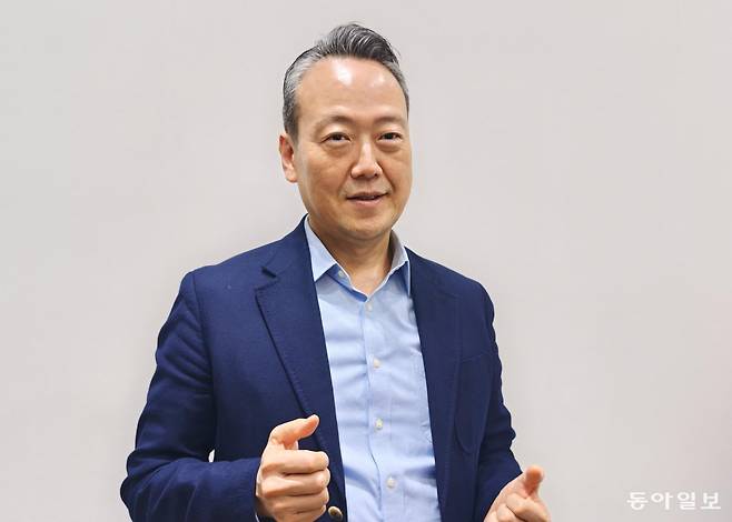 이혁준 신임 중국한국상회 회장 겸 현대자동차 중국 총재는 지난달 25일 중국 베이징 차오양구의 현대차 사무실에서 가진 동아일보와의 인터뷰에서 “중국 진출 전략은 중국을 동등한 경쟁자로 인정하는 데서 시작해야 한다”고 강조했다. 그는 학사·석사·박사를 모두 중국에서 마친 ‘중국통’으로 꼽힌다. 베이징=김철중 특파원 tnf@donga.com