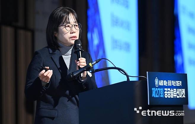 한국IT서비스산업협회와 전자신문이 주최하는 제27회 공공솔루션마켓이 'AI로 여는 공공 혁신 대도약'을 주제로 27일 서울 강남구 코엑스에서 열렸다. 박선 행정안전부 서기관이 '성공적인 공공 AI전환을 위한 추진방향'을 주제로 기조강연하고 있다.  이동근기자 foto@etnews.com
