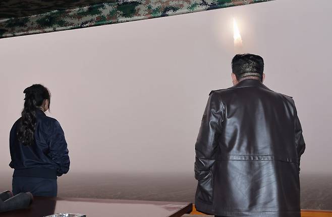 김정은 북한 국무위원장이 딸 김주애와 함께 핵탄두 탑재가 가능한 대륙간탄도미사일(ICMB) '화성-19형'의 발사 모습을 지켜보고 있다. 노동신문/뉴스1
