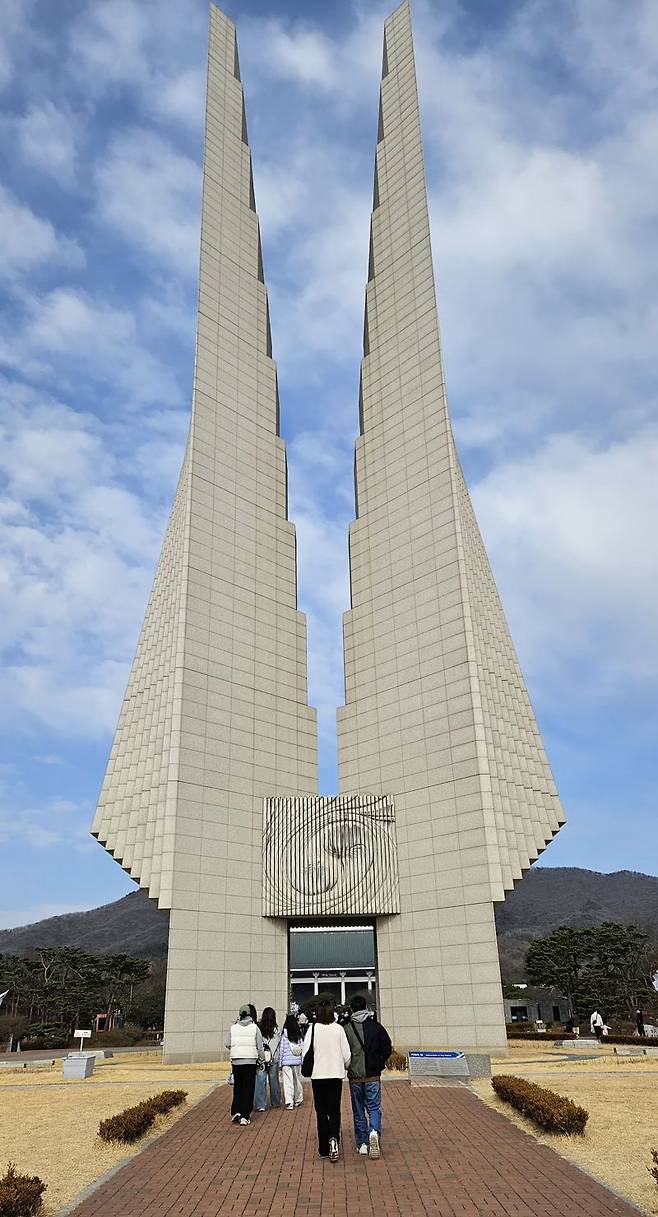 제107주년 3·1절을 맞은 1일 오전 충남 천안 목천읍 독립기념관을 찾은 관람객들이 삼삼오오 기념관의 관문인 '겨레의 탑'을 지나고 있다. 사진=김원준 기자