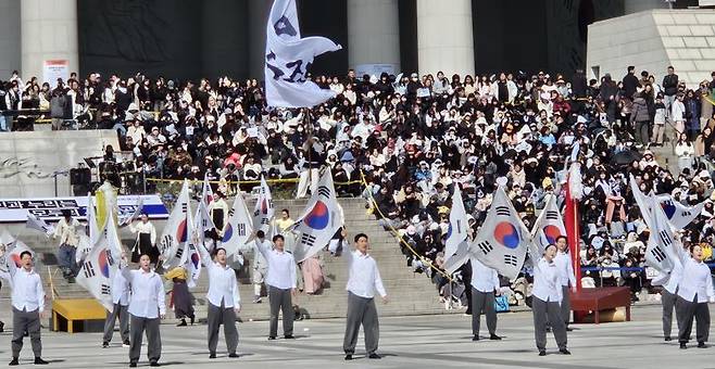 극단 우금치 단원들이 1일 오전 충남 천안 목천읍 독립기념관 본관 앞 광장인 '겨레의 큰마당'에서 '1919만세운동 퍼포먼스'를 하고 있다. 사진=김원준 기자