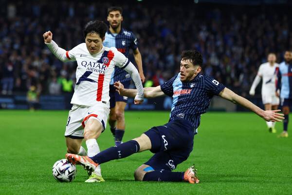 파리 생제르맹의 이강인이 1일(한국시각) 프랑스 르아브르의 스타드 오세안에서 열린 2025~2026 리그1 24라운드 경기에서 르아브르 선수와 공을 다투고 있다. 르아브르/로이터 연합뉴스