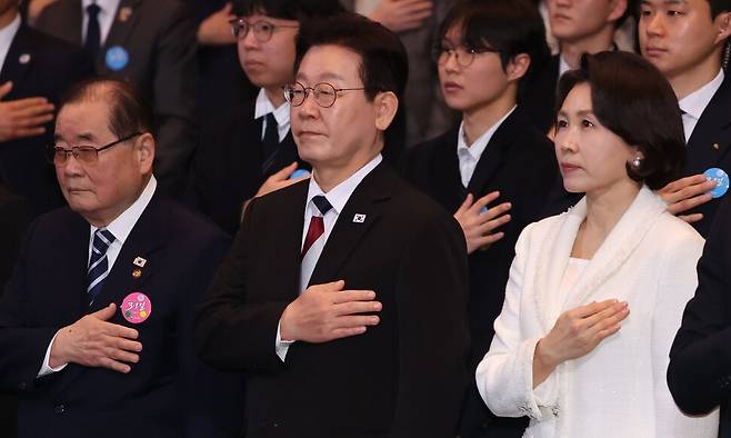 이재명 대통령과 김혜경 여사가 1일 오전 서울 코엑스에서 열린 제107주년 3.1절 기념식에 참석해 국민의례를 하고 있다. 청와대사진기자단