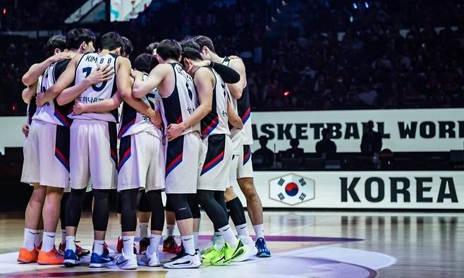 니콜라이스 마줄스 감독이 이끄는 한국 남자농구대표팀 선수들. 국제농구연맹 제공