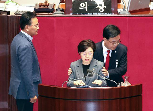 송언석(오른쪽) 국민의힘 원내대표가 1일 국회 본회의장에서 국민투표법 전부개정법률안(대안)에 대한 필리버스터(무제한토론)를 하고 있던 김정재 의원에게 토론 중단을 요청한 뒤 단상을 내려가고 있다. 송 원내대표는 앞서 더불어민주당에 대구·경북 행정통합 특별법 처리 협조를 요구하며 필리버스터 전면 중단을 선언했다. 연합뉴스