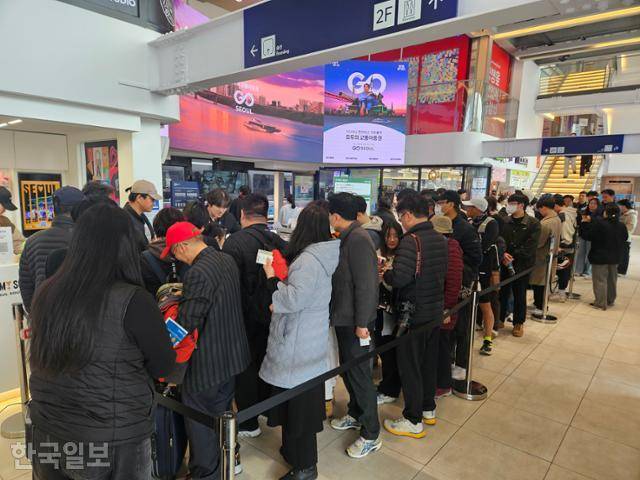 1일 서울 영등포구 여의도선착장에 한강버스를 타려는 이들이 줄지어 서 있다. 오세운 기자