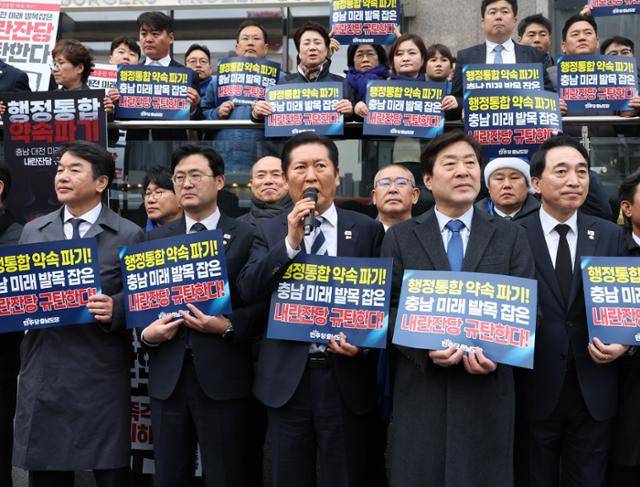 더불어민주당 정청래 대표가 1일 충남 천안시 신부동 거리에서 열린 '충남대전 미래 말살하는 매향 5적 규탄대회'에서 발언을 하고 있다. 연합뉴스