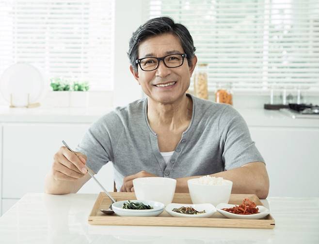 중년기에 건강한 식습관을 유지하면 노년기 인지 기능 저하 위험을 최대 41%까지 낮출 수 있다는 대규모 연구 결과가 나왔다./사진=클립아트코리아