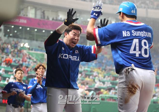 인천 문학야구장에서 열린 '제17회 인천아시아경기대회' 남자야구 결승 한국과 대만의 경기. 8회 초 나성범이 내야땅볼 희생타로 역전에 성공하자 나지완이 포효하며 반갑게 맞고 있다. [사진 일간스포츠 DB]