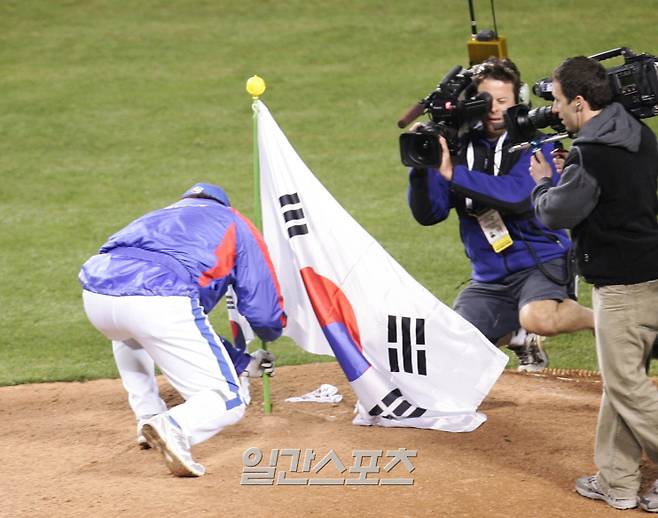 2006 월드베이스볼클래식(WBC) 2라운드 한국과 일본의 경기. 한국이 일본을 2-1로 승리하자, 서재응 투수가 태극기를 투수 마운드 가운데 꽂고 있다. [사진 일간스포츠 DB]