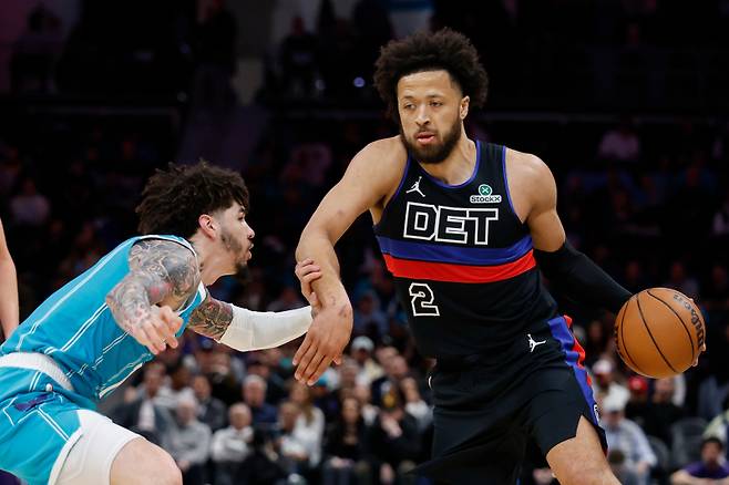 <yonhap photo-2328=""> 디트로이트 피스톤스 가드 케이드 커닝햄(오른쪽). [AP=연합뉴스]</yonhap>