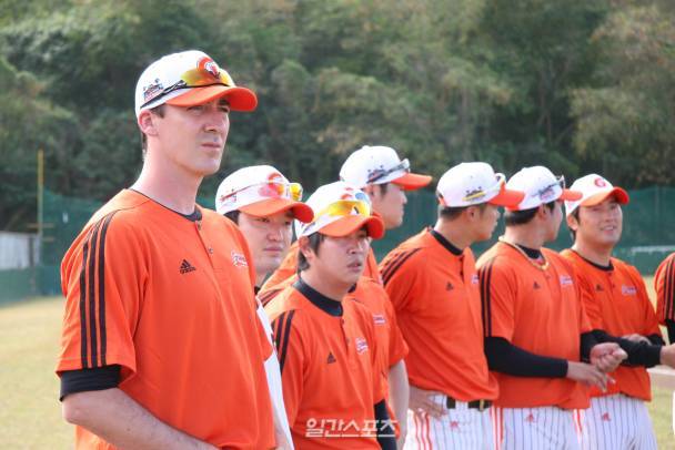 리치몬드가 사이판 1차 스프링캠프 첫 날 훈련을 앞두고 선수단과 상견례를 하고 있다.&nbsp;