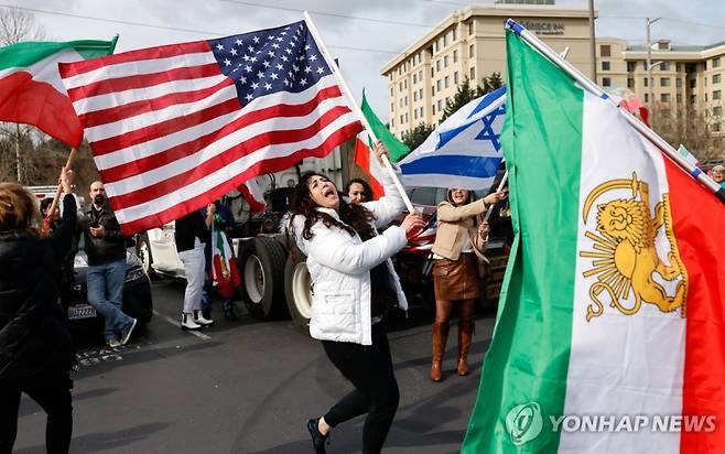 이란 공습을 환영하는 사람들_[AP=연합뉴스. 재판매 및 DB 금지]