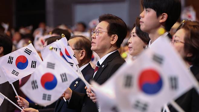 3·1절 노래 제창하는 이재명 대통령 부부