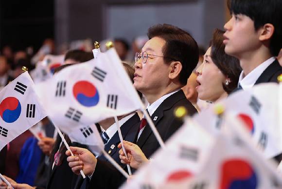 이재명 대통령과 김혜경 여사가 1일 서울 강남구 코엑스에서 열린 제107주년 3·1절 기념식에서 3·1절 노래를 제창하고 있다. 2026.3.1 [사진=연합뉴스]