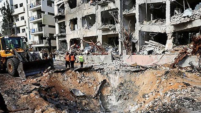 1일(현지시간) 이스라엘 텔아비브의 주거 건물 피격 현장에서 구조·응급요원들이 대기하고 있다. 2026.3.01 [사진=로이터/연합뉴스]