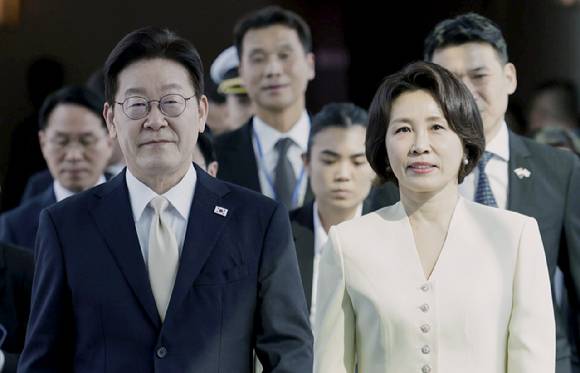 싱가포르를 국빈방문한 이재명 대통령과 김혜경 여사가 1일 창이 국제공항에 도착한 공군1호기에서 내려 이동하고 있다. 2026.3.1 [사진=연합뉴스]