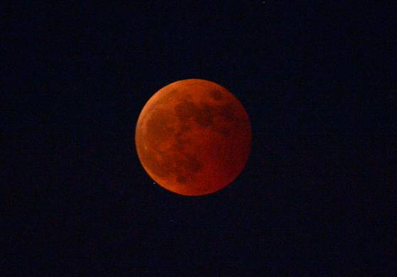 보름달이 지구 그림자에 완전히 가려지는 개기월식 현상. 프리랜서 김성태