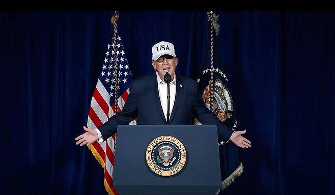 도널드 트럼프 미국 대통령이 지난달 28일(현지시간) 이란에 대한 공격 개시를 공식화했다. 트럼프 대통령은 이날 소셜미디어(SNS) 트루스소셜에 올린 8분짜리 영상을 통해 "조금 전 이란 내 중대 전투를 시작했다＂며 미국의 이란 공격 사실을 확인했다. 또한 트럼프 대통령은 이날 자신의 소셜미디어 트루스소셜을 통해 "역사상 가장 사악한 인물 중 한 명인 하메네이가 죽었다"라고 밝혔다. 사진 트럼프소셜미디어X 캡쳐