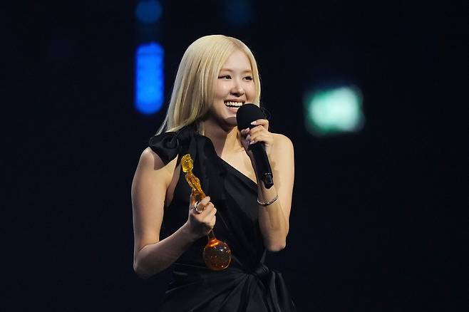 로제가 지난달 28일(현지 시간) 영국 브릿 어워즈에서 '인터내셔널 아티스트 오브 더 이어'를 수상한 뒤 소감을 말하고 있다. [AP=연합뉴스]