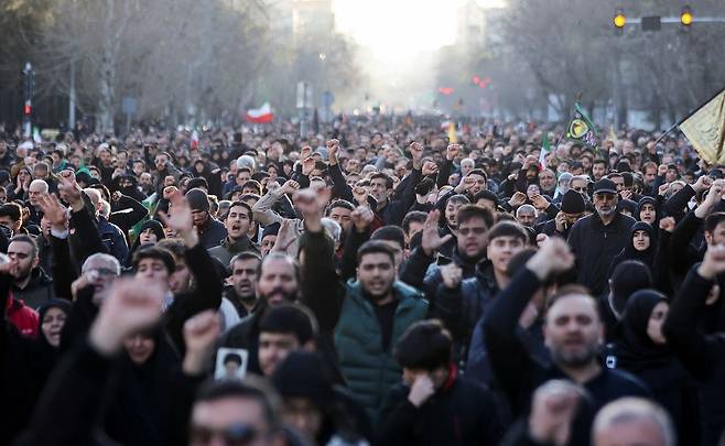 현지시간 1일, 이란 테헤란에서 이스라엘과 미국의 공습으로 이란 최고 지도자 아야톨라 알리 하메네이가 사망한 후 사람들이 집회를 열고 있다. 로이터=연합뉴스