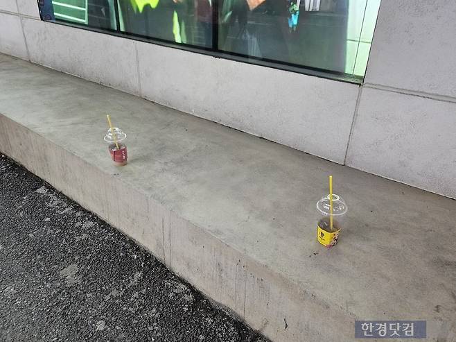 지난 25일 오후 성수역 3번 출구에서부터 카페거리 곳곳에 이동식 음료컵 수거함이 설치되어 있었다. 무단 투기된 일회용 플라스틱 컵이 산을 이루는 경우는 없었으나 소수로 버려진 경우는 있었다. /사진=박수빈 기자