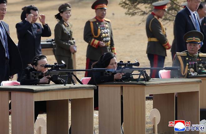 김정은 국무위원장이 지난달 27일 주요 간부들에게 새로 개발한 저격총을 수여하고 야외 사격장에서 간부들과 함께 사격 연습을 했다. 김여정 당 총무부장(왼쪽)이 현송월 선전선동부 부부장과 함께 사격을 하고 있다. 조선중앙통신 연합뉴스
